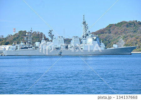 横須賀・吉倉桟橋に停泊中の護衛艦きりしま 134137668