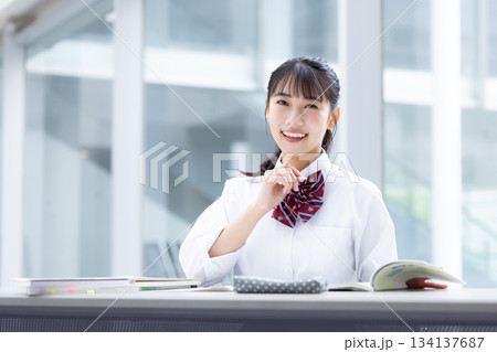 学生　勉強する女子高校生 134137687
