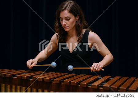マリンバを演奏している女性 134138559