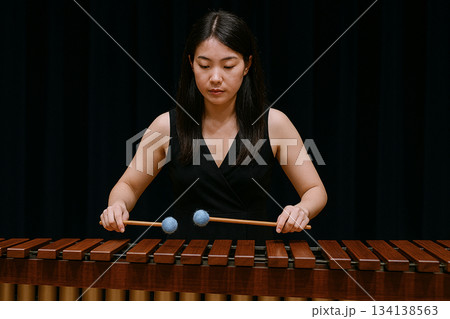 マリンバを演奏している女性 134138563