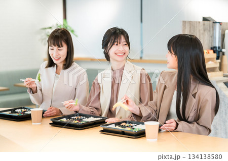 会議で出される仕出し弁当・福利厚生・ケータリング・デリバリー・社員食堂・社内カフェ・食事委託 134138580