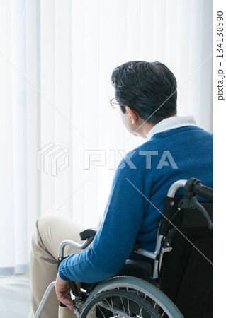 車椅子ユーザーの中高年男性 134138590