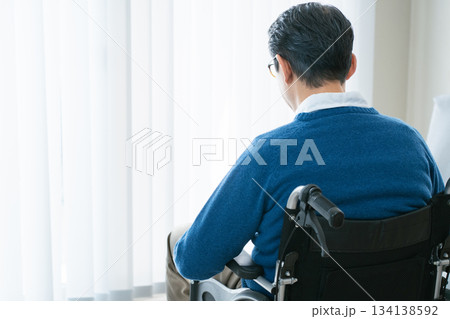 車椅子ユーザーの中高年男性 車椅子ユーザーの中高年男性 134138592