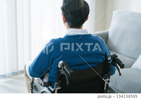 車椅子ユーザーの中高年男性 134138595