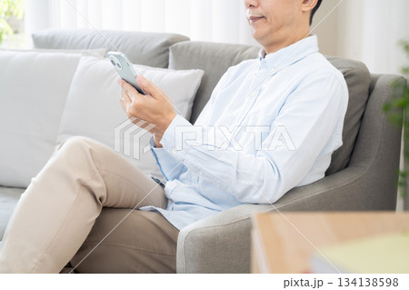 スマホを使う中高年男性 スマホを使う中高年男性 134138598