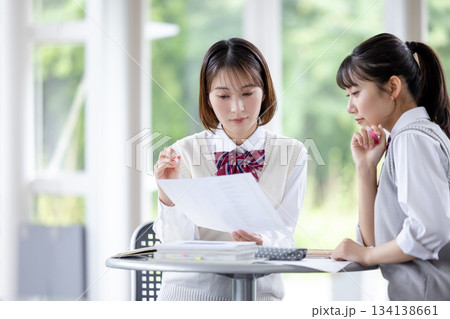 友達と勉強する高校生 友達と勉強する高校生 134138661