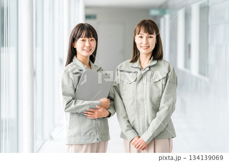 作業着・作業衣服を着た製造業・建築業・運送業・建設業の女性スタッフ 作業着・作業衣服を着た製造業・建築業・運送業・建設業の女性スタッフ 134139069