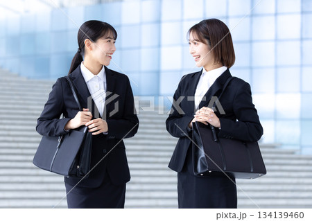 就活 会話をしている就活生 就活 会話をしている就活生 134139460
