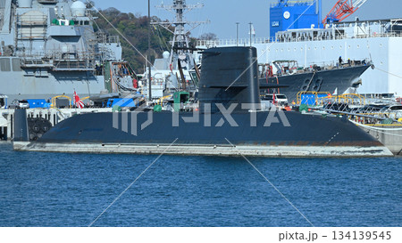 横須賀・潜水隊基地で隊指令旗をあげる潜水艦うずしお 134139545