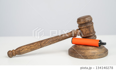 Judge's gavel hits disposable vape. Smoking ban. Judge's gavel hits disposable vape. Smoking ban. 134140278