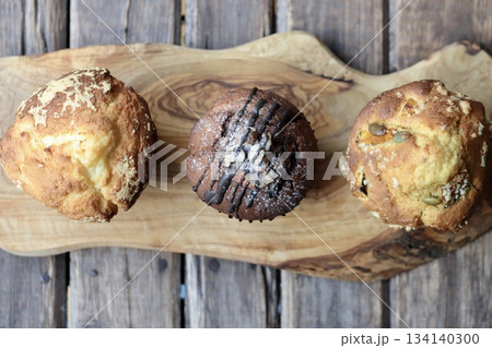 木製ボードに並べた3種類のマフィン 134140300