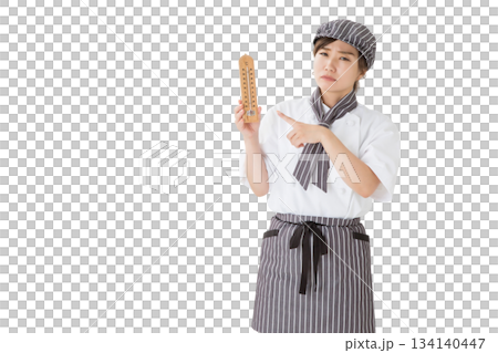 一位身穿廚師服的女子手持溫度計 134140447