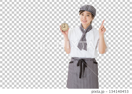 一位身穿廚師服的女子拿著一個鐘錶 一位身穿廚師服的女子拿著一個鐘錶 134140453
