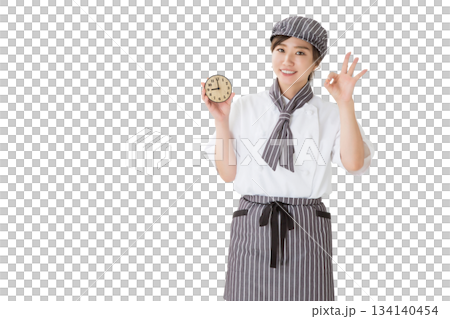 時計を持つコックコートを着た女性 134140454