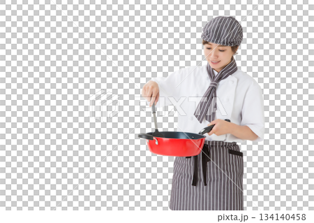 身穿廚師服的女子手持煎鍋 134140458