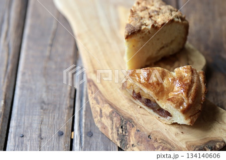 りんごのお菓子　アップルパイとアップルクランブルケーキ 134140606