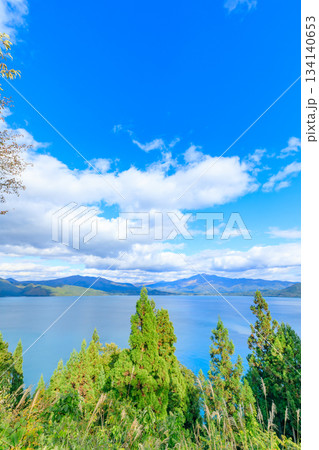 秋のかたまえ山森林公園から見た田沢湖　秋田県仙北市 134140653