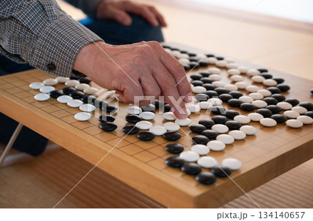 囲碁を打つ男性の手元 134140657