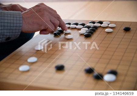 囲碁を打つ男性の手元 134140659