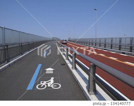 自転車と歩行者のレーン分けをしている歩道 自転車と歩行者のレーン分けをしている歩道 134140777