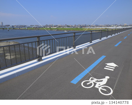 自転車と歩行者のレーン分けをしている歩道 自転車と歩行者のレーン分けをしている歩道 134140778