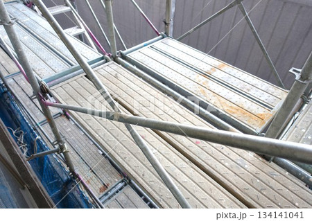 高層マンション外壁修繕工事の足場 134141041