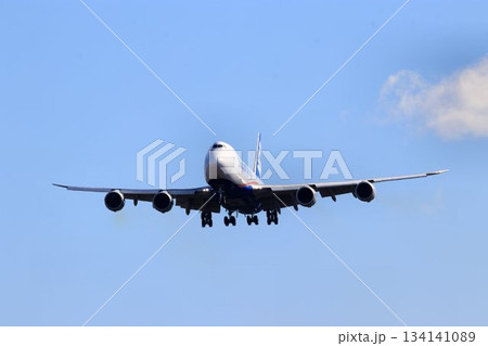 航空貨物輸送の主役… 成田空港へ着陸する『B747-Cargo』 134141089
