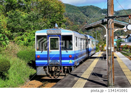 南会津・下郷町の玄関口… 会津鉄道『会津下郷』駅に停まる【御座トロ】 134141091