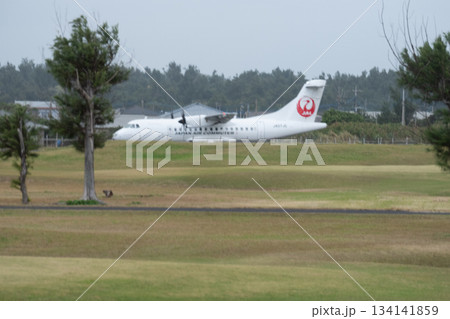強風の喜界島空港を離陸するJAC3830便(JA07JC)後に奄美空港で重大インシデント 滑走路逸1 強風の喜界島空港を離陸するJAC3830便(JA07JC)後に奄美空港で重大インシデント 滑走路逸1 134141859