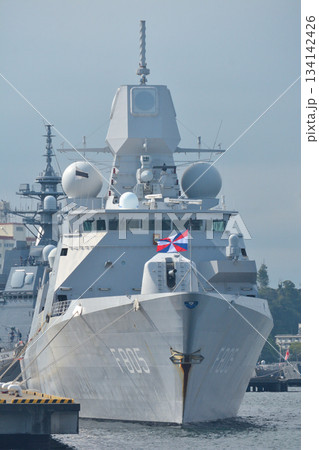 横須賀・逸見岸壁のオランダ海軍フリゲート　エヴァーツェン 134142426