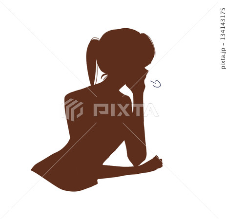 考え事をしている女性　溜息　影絵 134143175