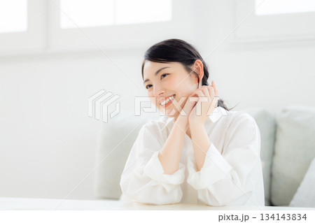 若い女性のビューティイメージ 134143834