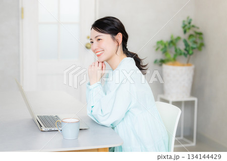 パソコンを使う女性 134144429