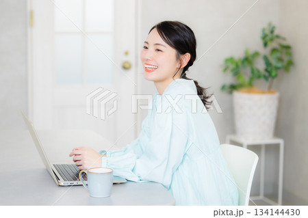 パソコンを使う女性 134144430