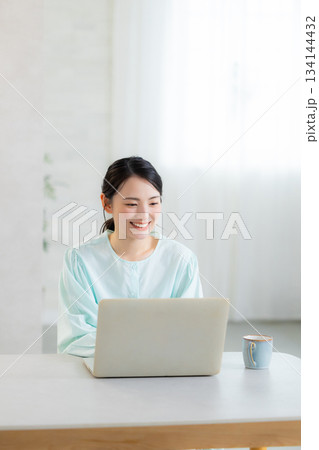パソコンを使う女性 134144432
