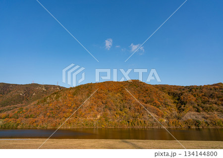 岡山県の一級河川と紅葉イメージ【岡山県岡山市 吉井川】 岡山県の一級河川と紅葉イメージ【岡山県岡山市 吉井川】 134144800