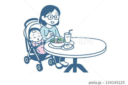サラダを食べているママとベビーカーにいる赤ちゃん 134145225