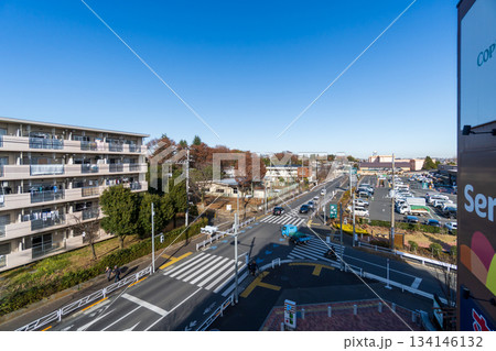 スーパーマーケットから見た郊外のマンモス団地 スーパーマーケットから見た郊外のマンモス団地 134146132