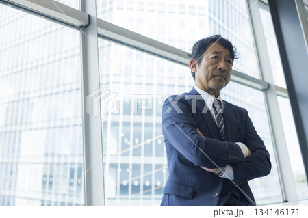 考え事をする中高年男性 134146171