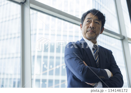 考え事をする中高年男性 134146172