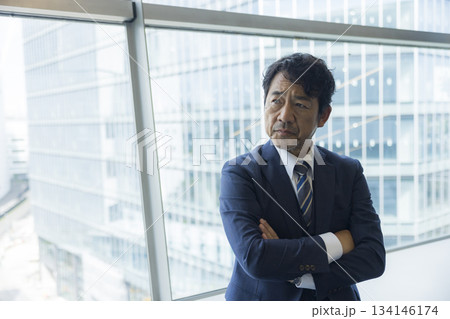 考え事をする中高年男性 134146174