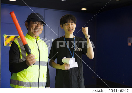 イベント会場で誘導をするスタッフ 134146247