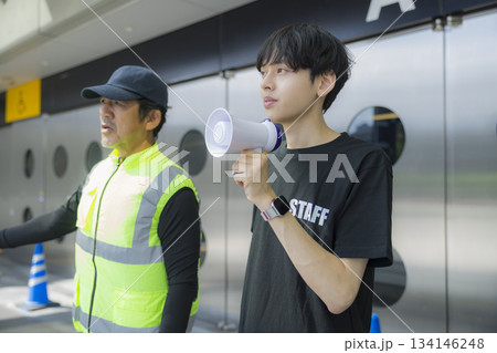 イベント会場で誘導をするスタッフ イベント会場で誘導をするスタッフ 134146248