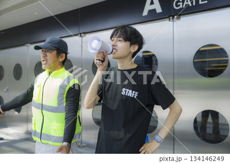 イベント会場で誘導をするスタッフ イベント会場で誘導をするスタッフ 134146249