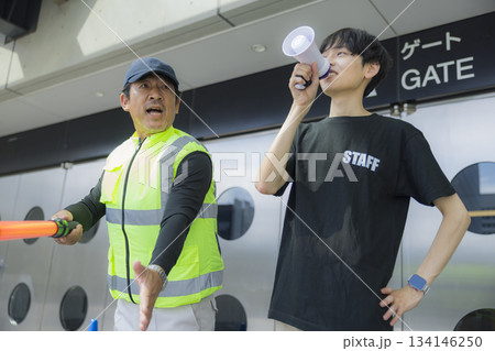 イベント会場で誘導をするスタッフ イベント会場で誘導をするスタッフ 134146250