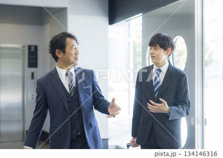 オフィスビル内を歩くビジネスマン 134146316