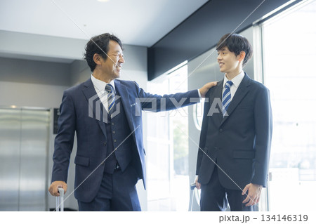 オフィスビル内を歩くビジネスマン 134146319