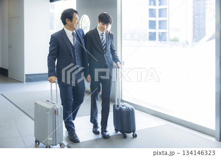 オフィスビル内を歩くビジネスマン 134146323