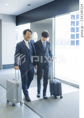 オフィスビル内を歩くビジネスマン 134146324