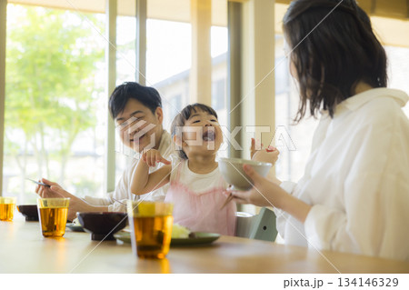 食卓の楽しそうな家族　 134146329